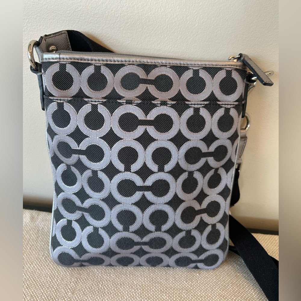 Coach Julia Op Art Swing Pack in Black & Silver w Fuchsia Lining - Picture 6 of 10